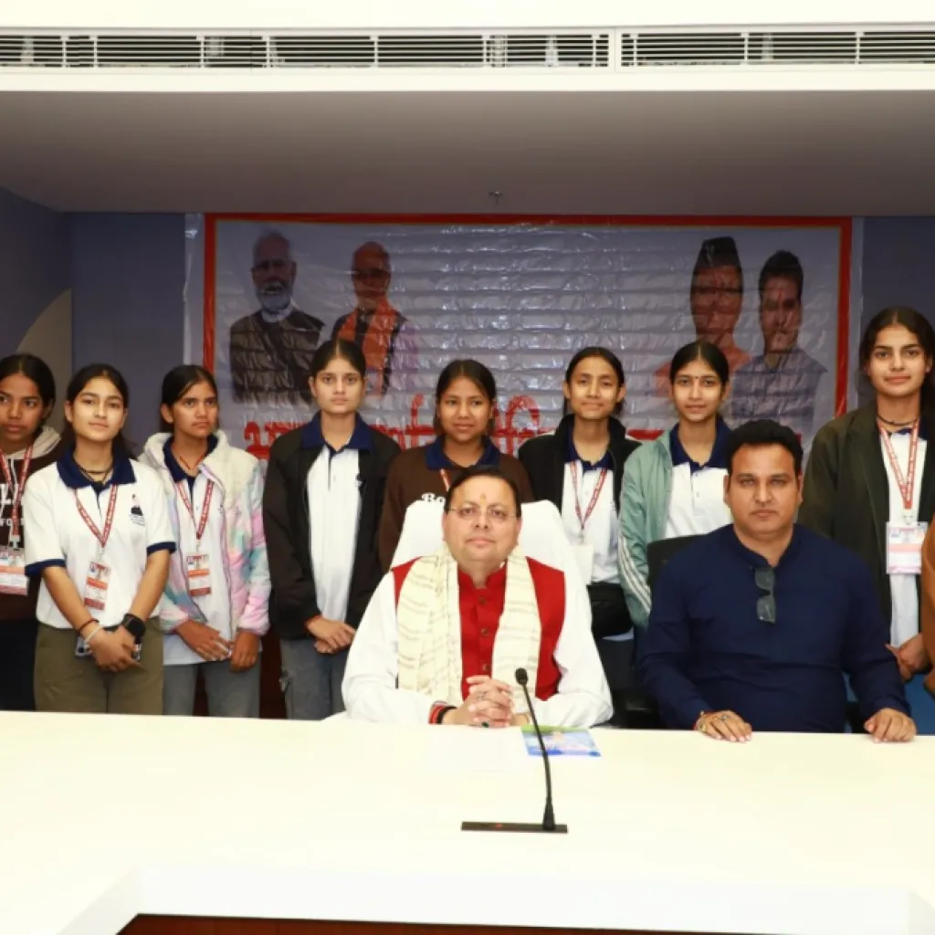सीएम धामी ने मेधावी विद्यार्थियों को बताया उद्देश्य, अनुशासन और समय प्रबंधन का मंत्र