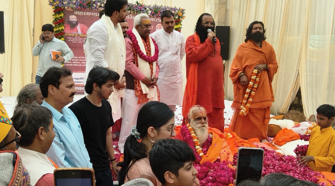 तप, त्याग और साधना का सम्मान: स्वामी रामानुज सरस्वती महाराज बने निरंजनी अखाड़े के महामंडलेश्वर