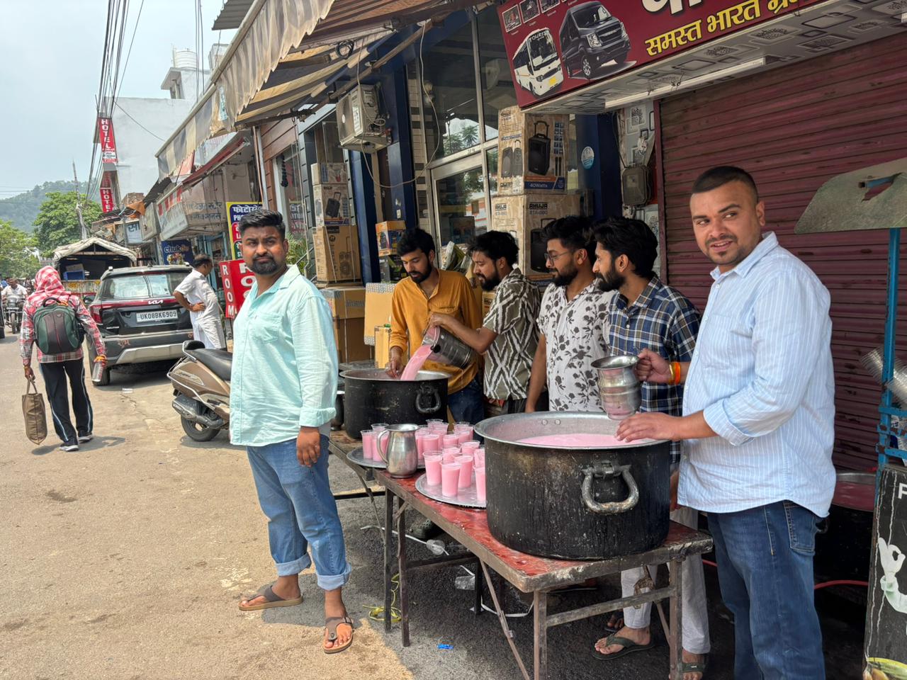 निर्जला एकादशी पर श्रद्धालुओं के लिए शरबत वितरण, गर्मी में मिली राहत