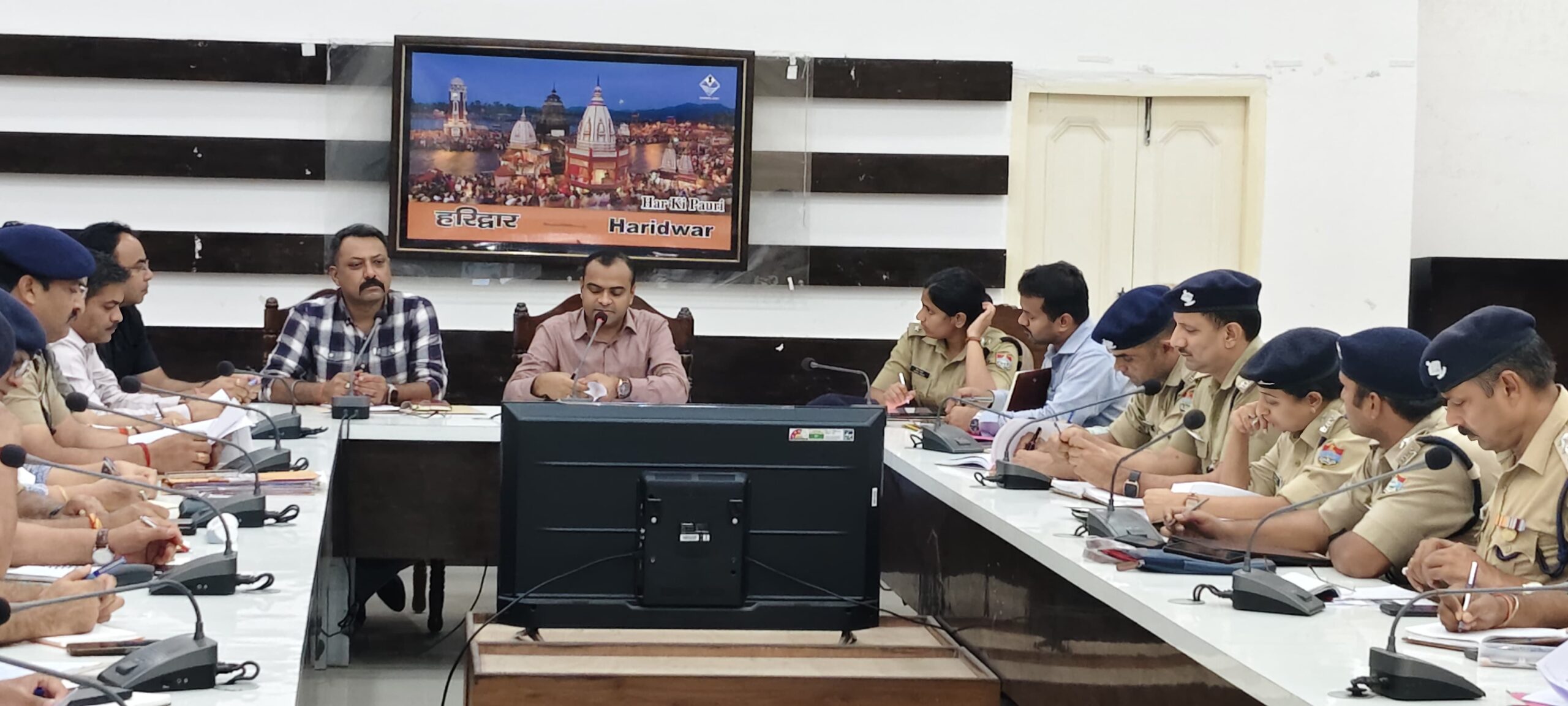 25 जुलाई तक पूरी हों कांवड़ मेले की तैयारियां: डीएम मयूर दीक्षित